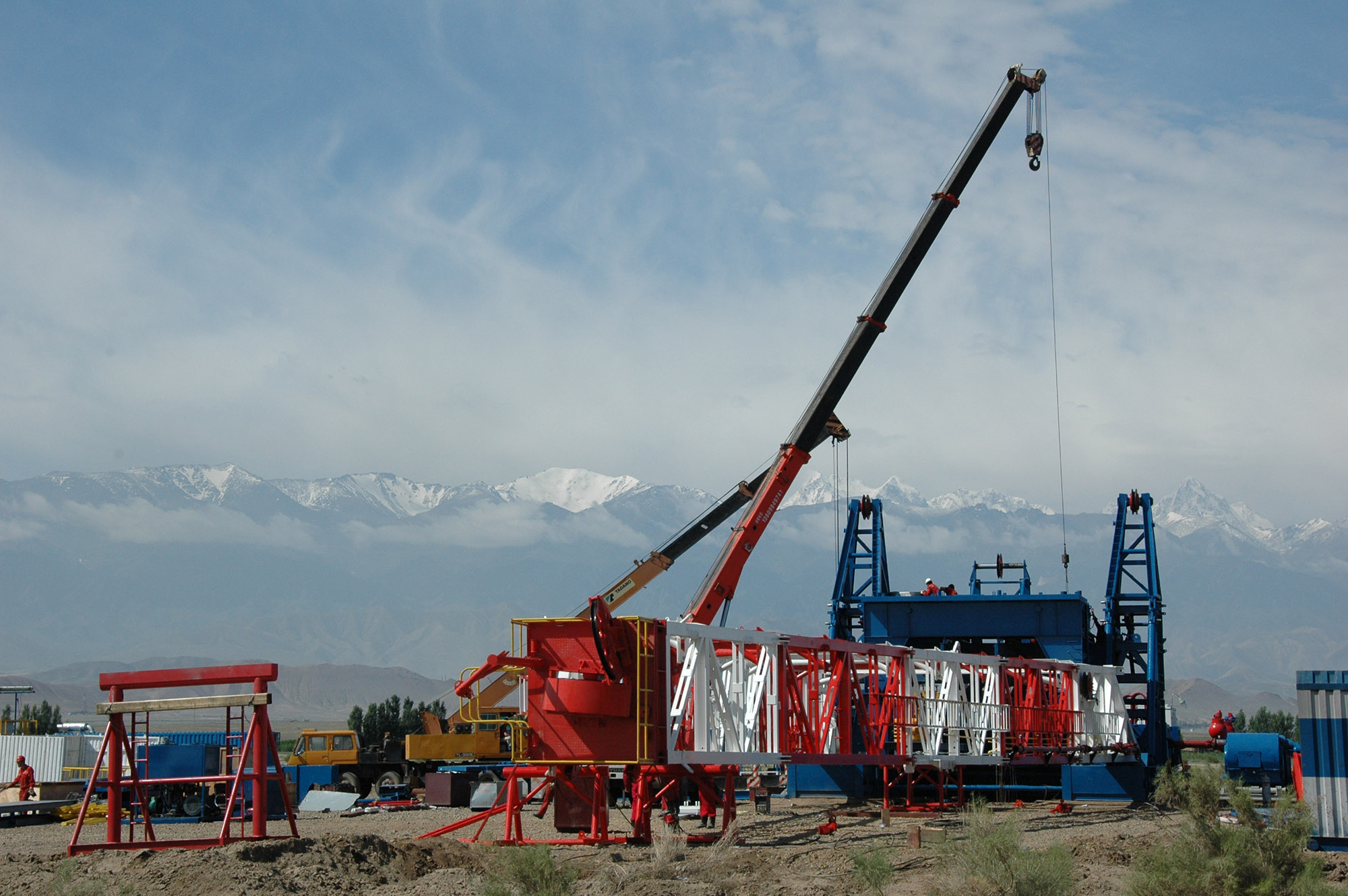 新40鉆機在天山腳下緊張的安裝(1).jpg